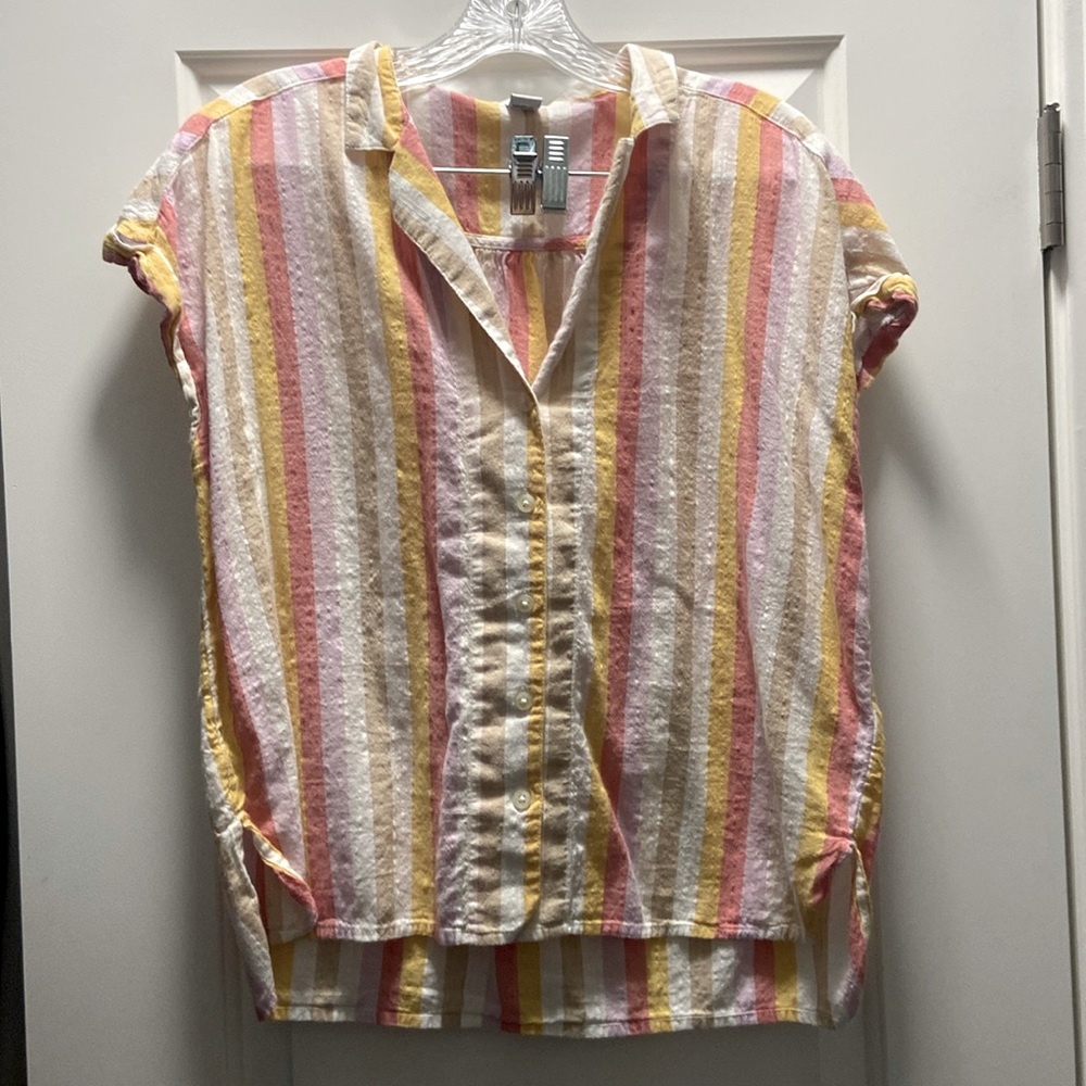 BUTTON UP TSHIRT (medium)